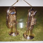 Die Tuben hängen an der Wand