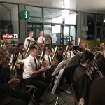 … konzentriert musizierenden Musiker verbirgt sich …