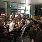 … konzentriert musizierenden Musiker verbirgt sich …