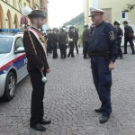 Stefan klärt letzte Details mit der Polizei …