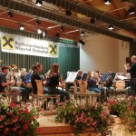 ... vor berstend vollem Haus (500 Zuhörer!) ...