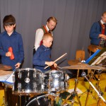 Und hinten volle Konzetration beim Schlagzeug